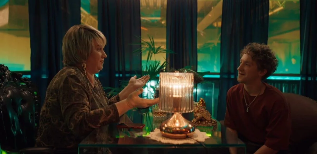 Момент из трейлера сериала Сеструха